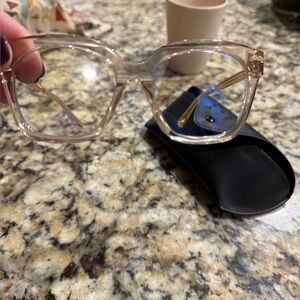 Diff blue light glasses. No prescription. Comes with case. Excellent condition